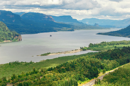 从美国俄勒冈州的远景别墅俯瞰哥伦比亚河峡.照片