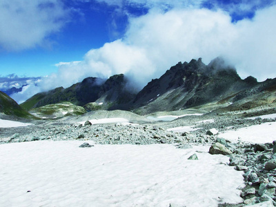 瑞士圣加伦州格勒罗斯阿尔卑斯山山脉的拉维纳霍纳峰上的风景