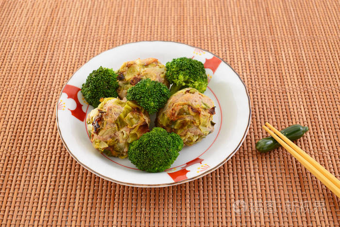 美味的卷心菜卷在盘子里