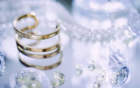 珠宝和豪华礼物，为她设计的概念，黄金钻石和珍珠珠宝，美丽的套装，优雅的视觉。
