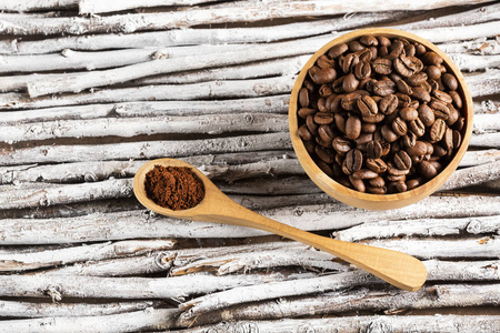 哥伦比亚在木碗咖啡中烤咖啡豆