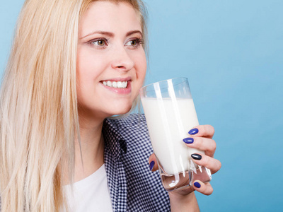 早餐喝牛奶图片-早餐喝牛奶素材-早餐喝牛奶插画-摄图新视界