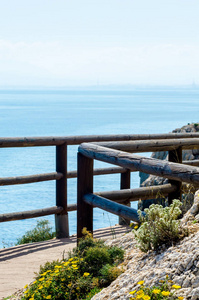沿着海岸的木制长廊，坐落在西班牙维多利亚角的悬崖岩石上