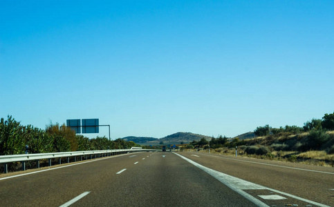 西班牙山区的快速公路，美丽的山景，干燥的泥土和岩石，从太阳运输