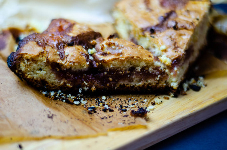 在塞满草莓果酱的面包屑蛋糕上特写，美味的甜点