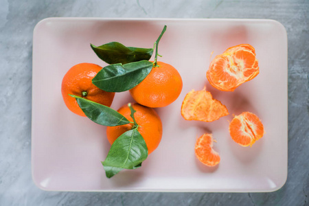 多汁的成熟橘子新鲜水果和健康的饮食风格概念优雅的视觉