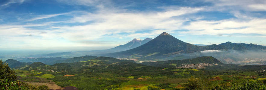 从帕卡亚火山全景