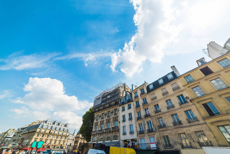 法国巴黎优雅建筑的云彩