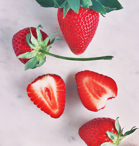草莓从花园新鲜水果和健康饮食风格的概念优雅的视觉。