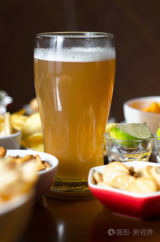 一套各种小吃,一杯啤酒,一套标准的酒吧啤酒和小吃