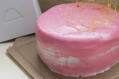 粉红色奶油的美味蛋糕特写
