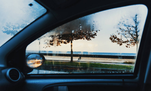 雨天从车窗上看到海边的潮湿道路