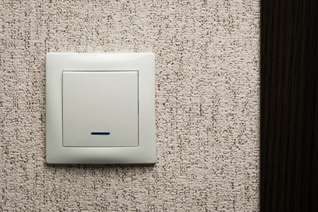 开关水蓝绿色的水青墙上的电灯开关照片