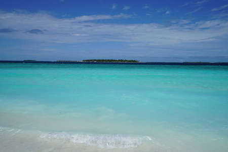 在马尔代夫一个无人居住的美丽岛屿上的海滩景色