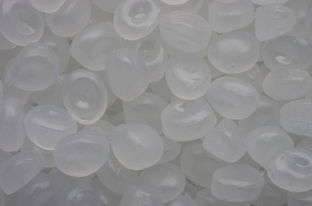 近距离观看白色盐块堆照片