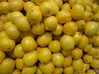 新鲜的黄色柠檬在柜台顶部的背景。