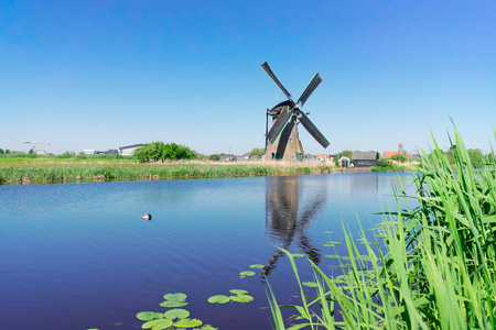 荷兰风车在河水域