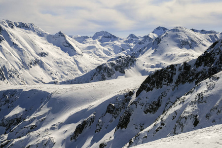 冬天的风景，山上覆盖着雪，从托多尔卡峰俯瞰皮林山景，保加利亚。