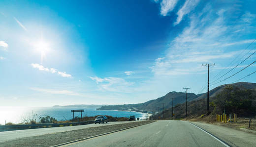 阳光照耀在美国南加州太平洋海岸公路上