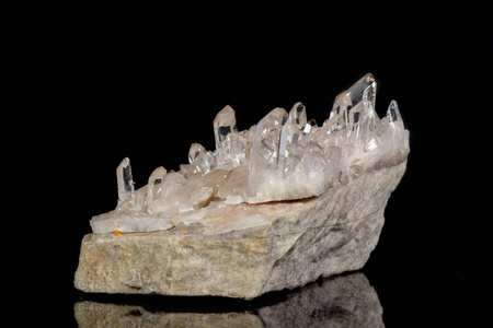 黑色背景下水晶中的大型矿物石莱茵石照片