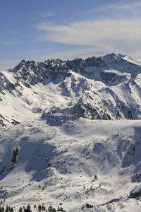 冬天的风景，山上覆盖着雪，从托多尔卡峰俯瞰皮林山景，保加利亚。