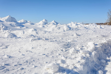 冬天田野里大雪纷飞