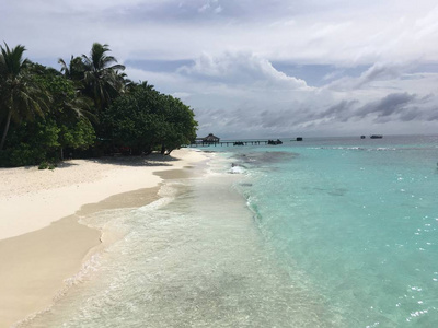 热带海滩，海水清澈，天空多云