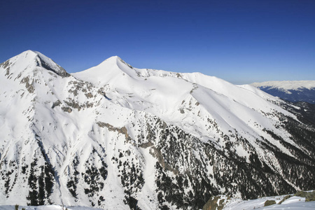 冬天的风景，山上覆盖着雪，从托多尔卡峰俯瞰皮林山景，保加利亚。