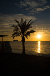 科斯塔布兰卡海滩阿利坎特西班牙田园诗般的日出。