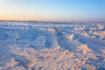 冬天的日落在天空中嬉戏，田野在雪中嬉戏