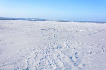 冬天森林附近的积雪覆盖的田野图片