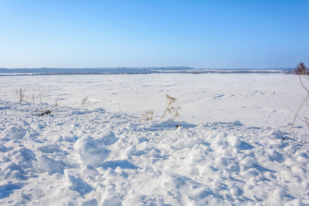 冬天森林附近的积雪覆盖的田野