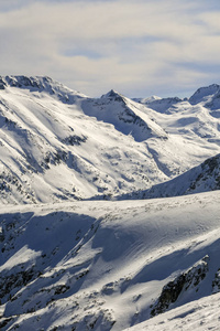 冬天的风景，山上覆盖着雪，从托多尔卡峰俯瞰皮林山景，保加利亚。