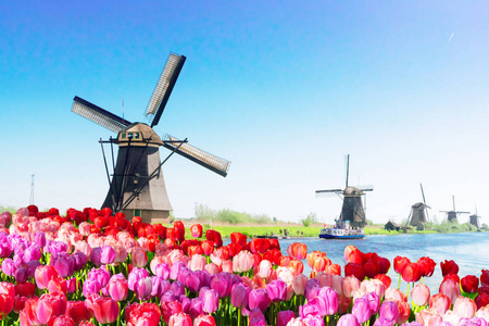 荷兰风车在河水域