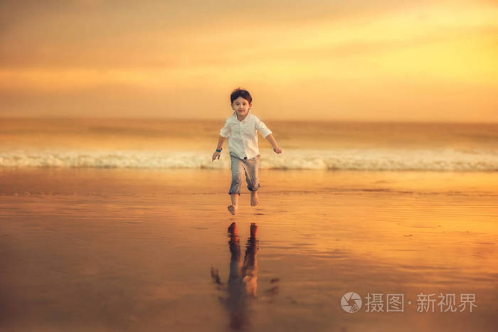 小男孩奔跑的背影图片图片