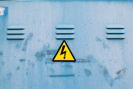 旧金属门的触电危险警告标志图片