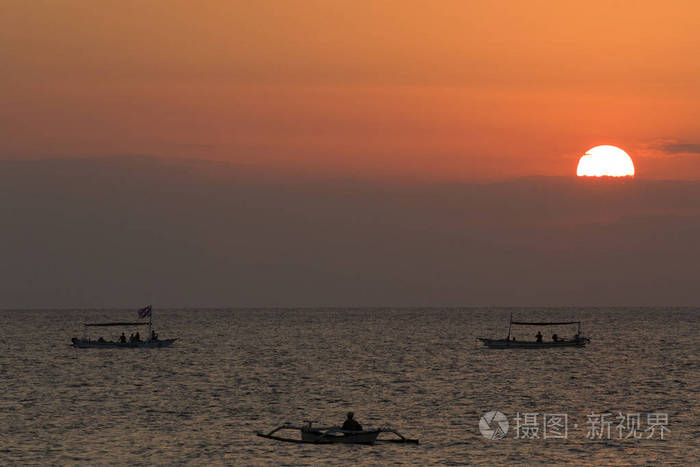 巴厘岛洛维纳海滩和海上日落..印度尼西亚