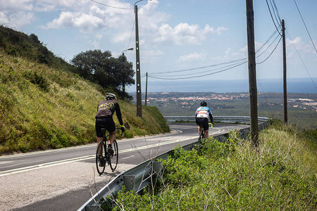 葡萄牙cascais公路上的两名自行车手训练