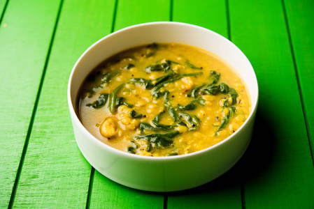 达尔帕拉克或扁豆菠菜咖喱流行印度主菜健康食谱.
