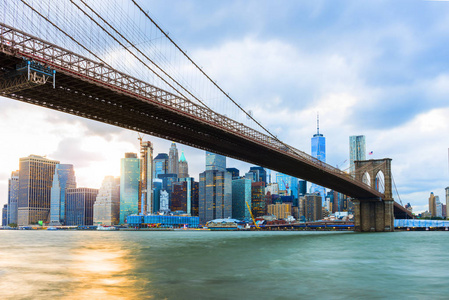 布鲁克林桥在日落景色。 美国纽约市。 布鲁克林大桥连接曼哈顿下城和布鲁克林