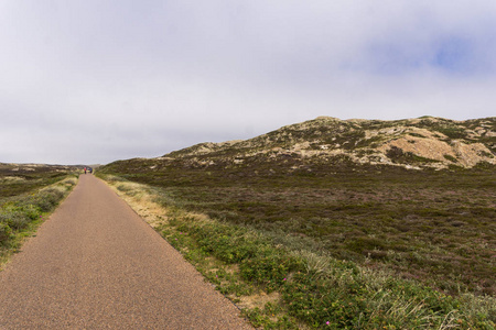 2018年8月北海沙丘之间的自行车道。