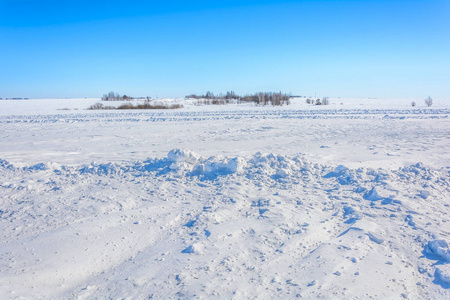 冬天白雪覆盖的田野
