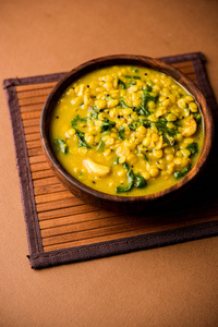 达尔帕拉克或扁豆菠菜咖喱流行印度主菜健康食谱。 在卡拉希潘或碗中供应。 选择性聚焦