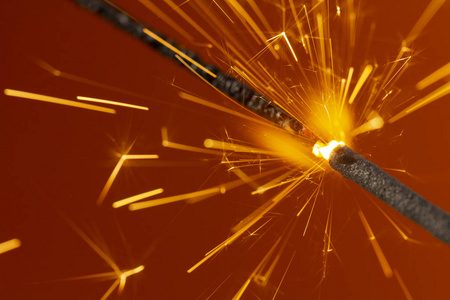 红色背景上的火花图片