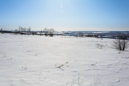 冬天雪覆盖的村庄靠近田野