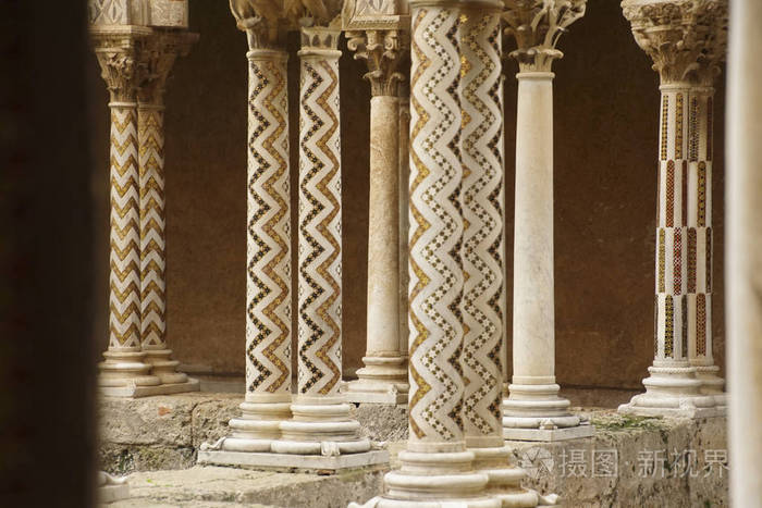 镶嵌在意大利天主教修道院细长柱子上的大理石马赛克
