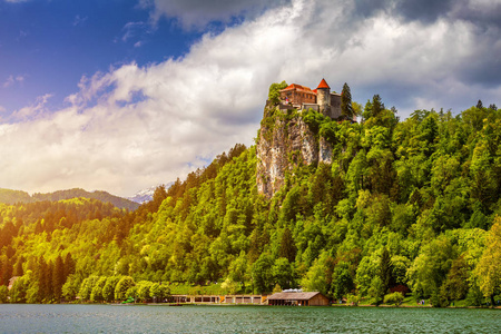 带血的城堡和带血的斯洛文尼亚湖。