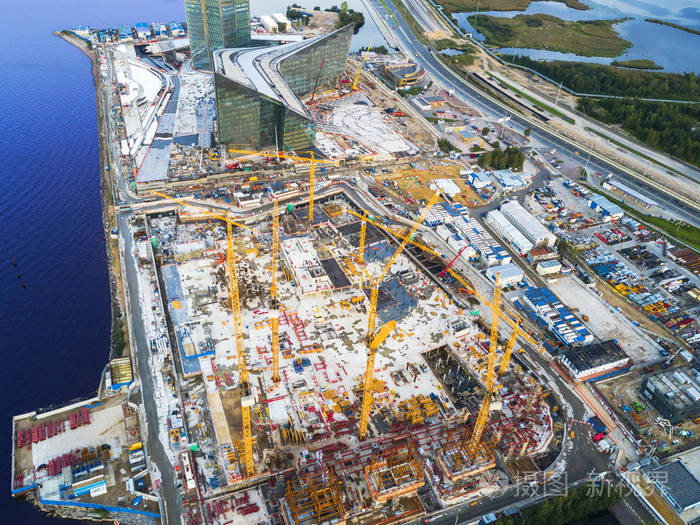 俯视起重机和建筑工作进度. 工人. 建筑工地的无人机视图.