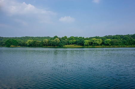 杭州毛家埠地区西湖平静水景及周边丘陵