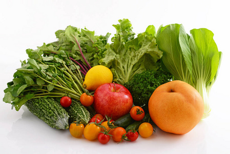 白色背景下的新鲜蔬菜和水果